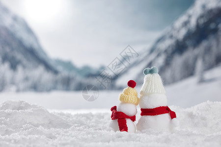 雪景下小萝莉冬季雪景依偎在一起的雪人背景