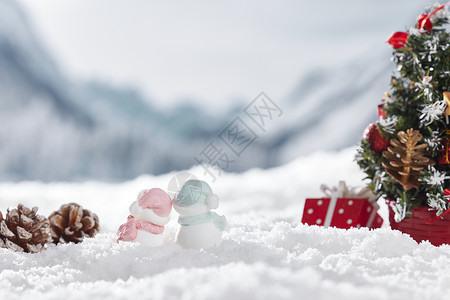 雪情侣冬季雪景依偎在一起的雪人背景