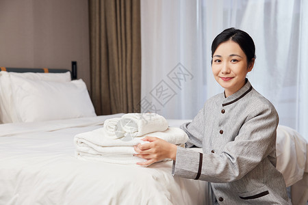 酒店管理保洁员手拿毛巾图片