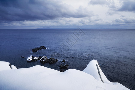冬季海滨雪景海岸线礁石图片