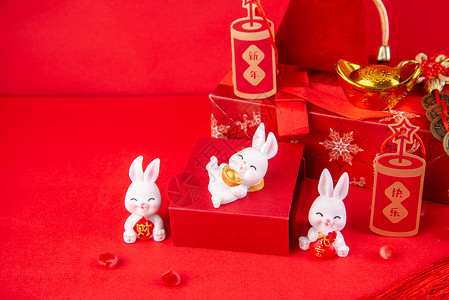 兔年新年红包红色背景上的兔年摆件背景