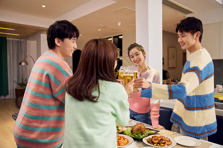 年轻人聚会喝啤酒背景图片