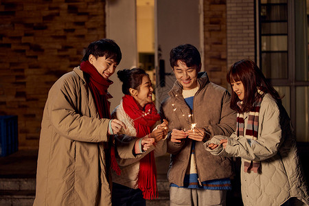 青年人新年聚会室外放烟花高清图片