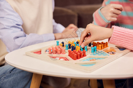 聚会玩跳棋手部特写背景