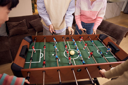 互动竞技青年聚会一起玩桌上足球特写背景