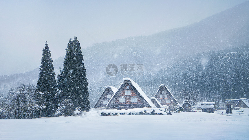 日本山村村庄冬季雪景森林图片