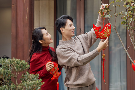 夫妻新年装饰院子背景图片