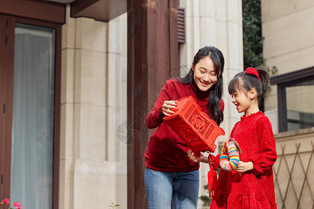 院子里手拿灯笼的母女背景图片