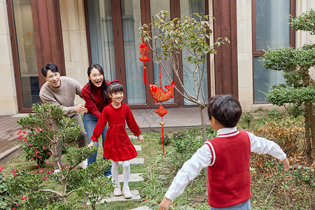 新年在院子里玩游戏的一家人图片