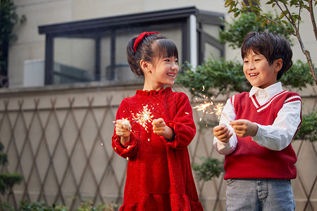 春节回家过年系列女孩看烟花插画儿童过年在院子里放烟花背景