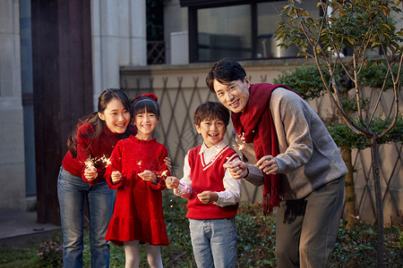 烟花房子素材一家人在院子里放烟花背景