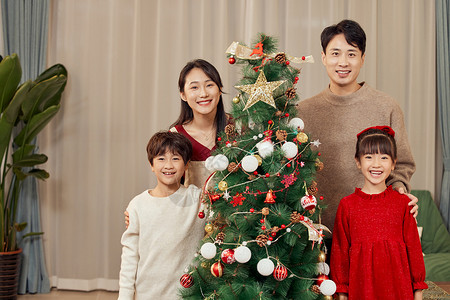 圣诞节的一家人装饰圣诞树背景图片