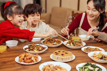 四口家庭新年一家人吃年夜饭背景