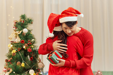 圣诞节准备惊喜礼物的甜美情侣背景图片