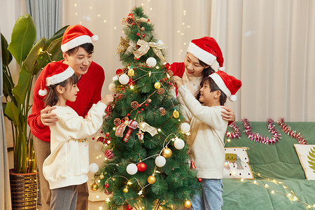 过圣诞节的一家人圣诞节一家人装饰圣诞树背景
