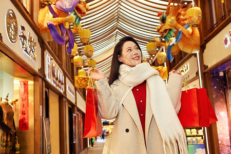 庙会上的女子购物逛街背景图片