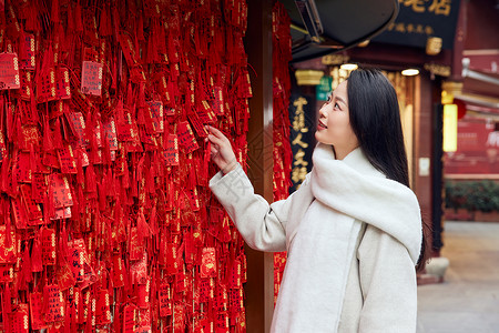 春节庙会里祈福的新年女性高清图片