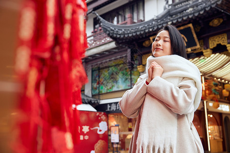 青年女子新年许愿祈福图片