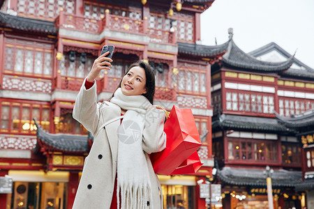 外出采购年货的女子自拍高清图片