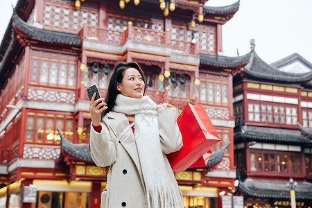 外出采购年货的女子感受节日氛围背景图片