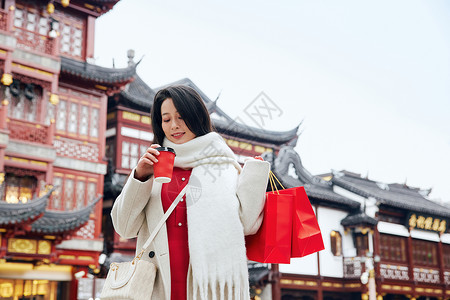 女子外出购物外出采购年货的女子形象背景