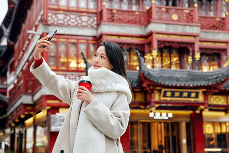 在庙会里感受新年氛围自拍的女性图片