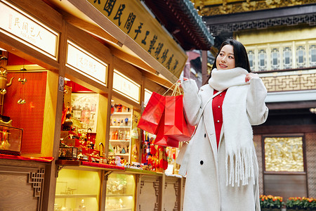 春节采购新年装饰的青年女性背景图片