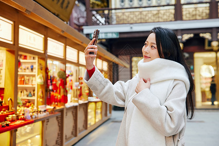 青年女子庙会里闲逛玩耍自拍的女性图片