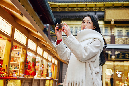 逛庙会的青年女性逛街买新年配饰图片