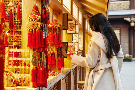 珠宝店面素材逛庙会的青年女性逛街买新年配饰背景