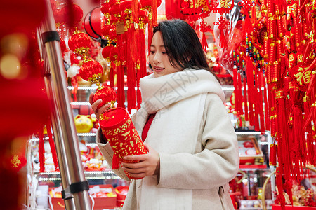 购买年货新年装饰的青年美女背景图片