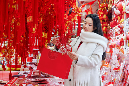 青年美女购买年货新年装饰图片