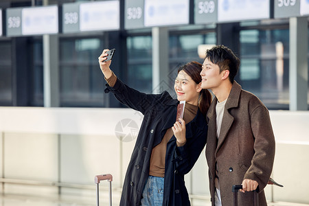 在机场准备出发旅行的情侣开心自拍图片
