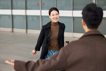 如皋汽车站情侣相聚拥抱背景