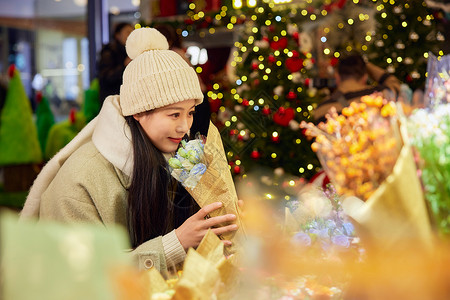 冬日美女逛圣诞市集背景图片