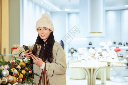 商场里过圣诞的青年女性图片