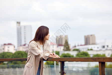 天凉加衣青年文艺女性天台上伤感情绪背景