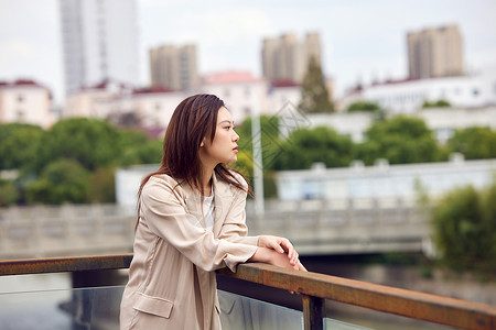 秋冬女性天台上伤感情绪图片