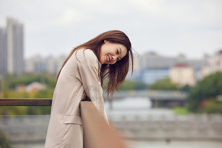 青年美女天台写真图片