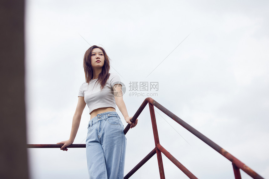 天台情绪感美女写真图片