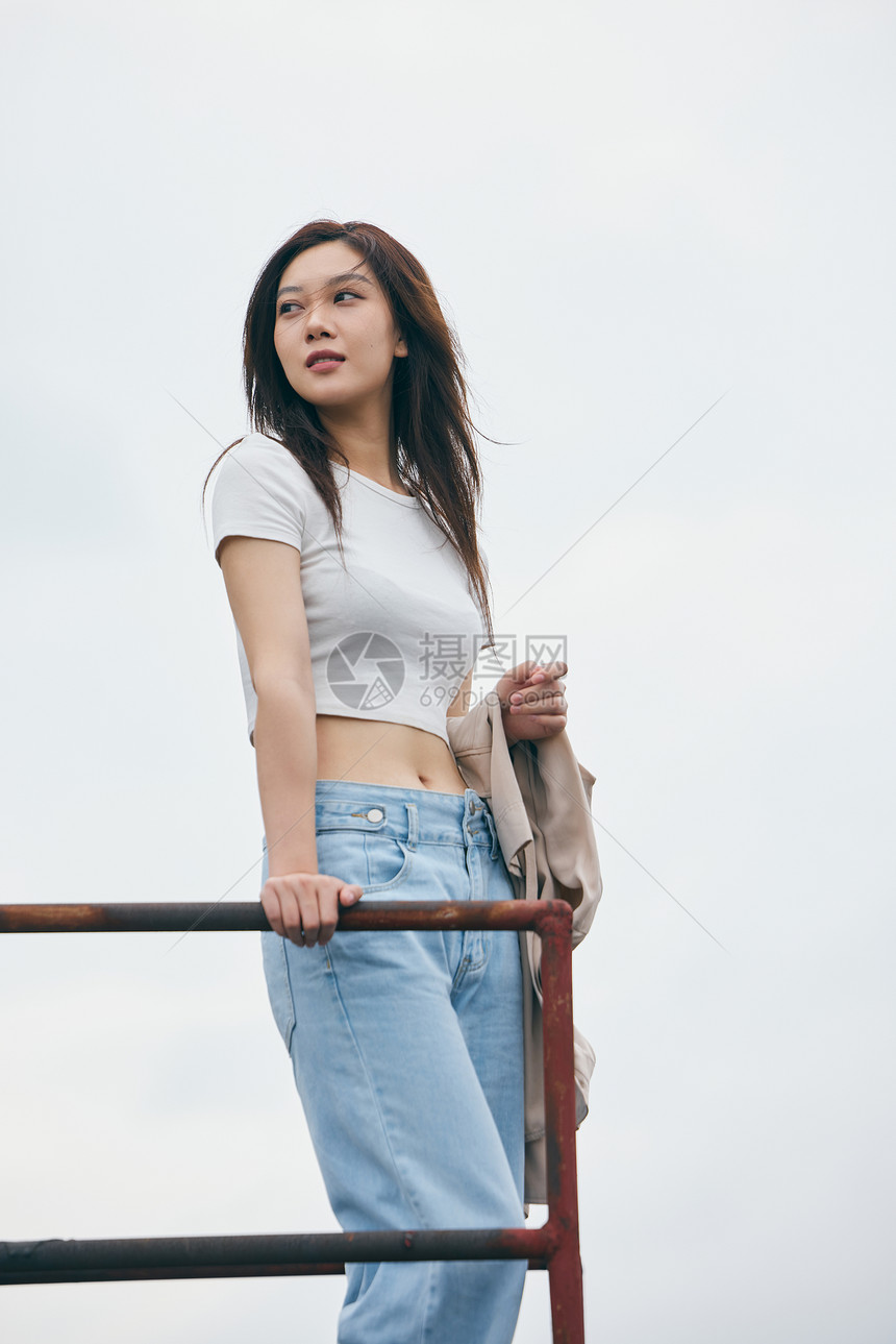 年轻女性天台上伤感情绪图片