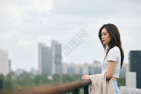 天台景观天台上的情绪感女性背景