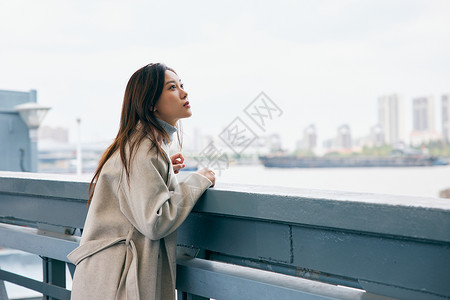 悲伤逆流成河年轻美女游轮码头写真背景