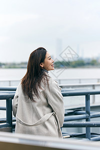 悲伤逆流成河年轻美女游轮码头写真背景