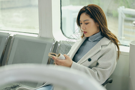 美女忧伤年轻女性独自游轮旅行阅读背景