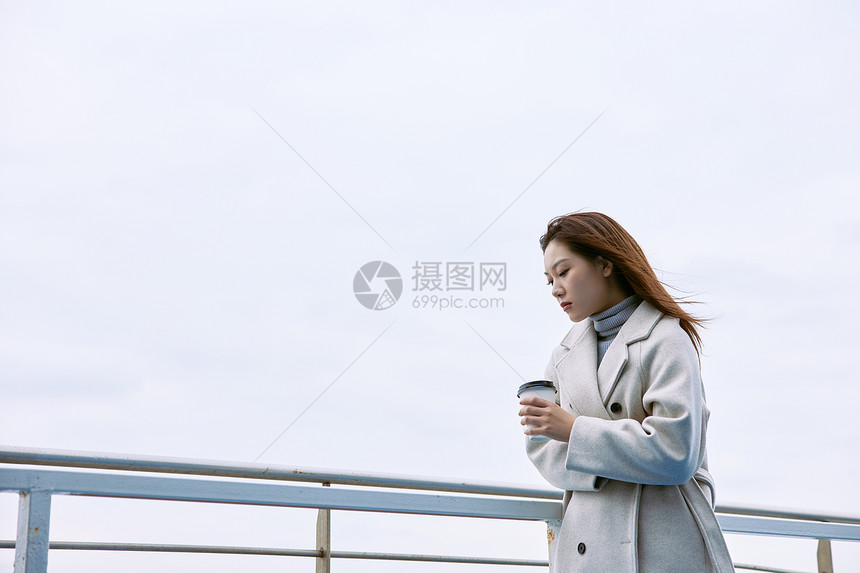 文艺青年美女乘坐游轮旅行手拿咖啡图片