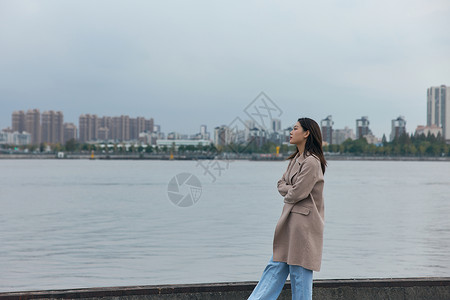 悲伤散步年轻美女江边散步背景