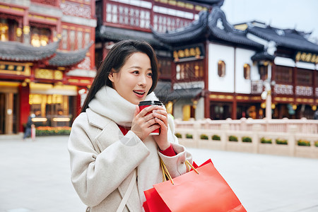 在庙会里感受新年氛围的女子图片