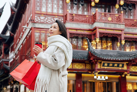 外出逛街的美女感受节日氛围背景图片