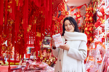 青年女性商店采购新年装饰背景图片